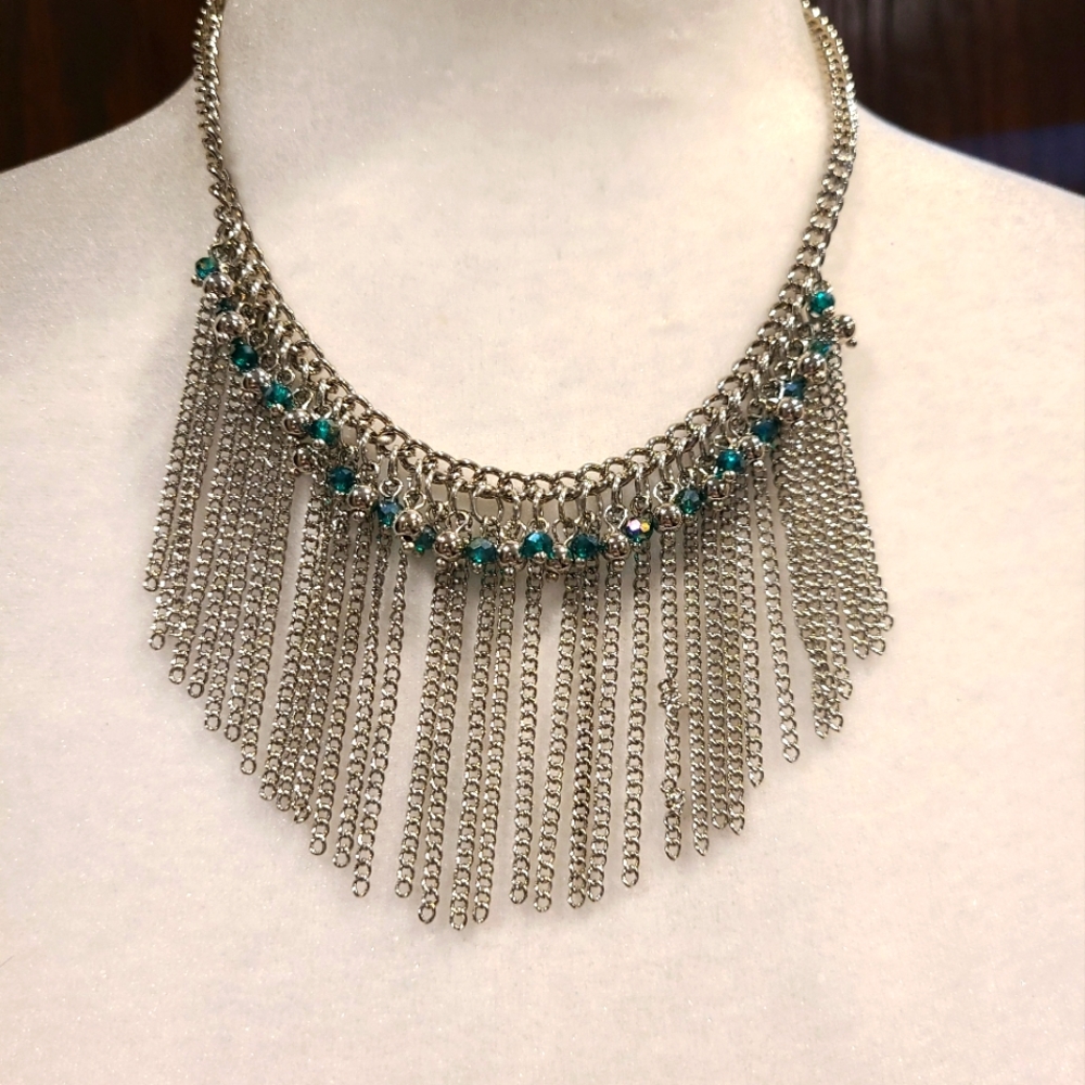 Emerald green elegant party silver necklace